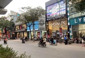 Giá nhà mặt phố tại Hà Nội 500 triệu đồng/m2, trong lúc thị trường bất động sản chững lại thì giá rao bán vẫn tăng
